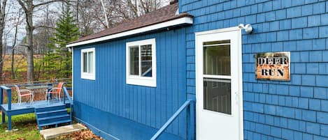 A small blue building with a sign that reads "DEER RUN."