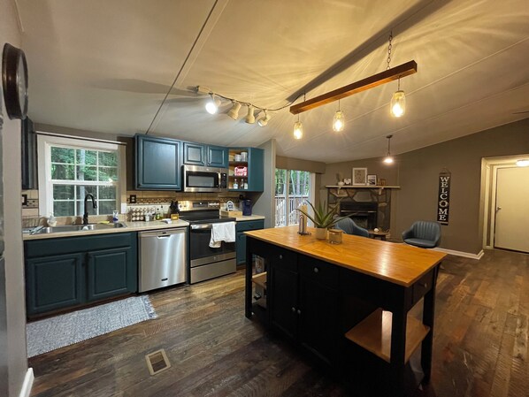 冷蔵庫、電子レンジ、オーブン、コンロ