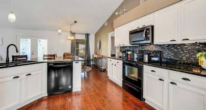 Family Fun Haven: 3 Bed/2 Bath/6 Mi to Legoland/Pet Friendly!