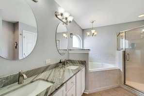Hair dryer, towels, soap, shampoo - Family Fun Haven: 3 Bed/2 Bath/6 Mi to Legoland/Pet Friendly! (Winter Haven)