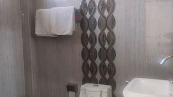 Quarto casal executivo | Banheiro | Toalhas de banho, sabonete, shampoo, papel higiênico