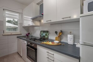 家庭公寓, 多間臥室 (Countryside Apartment Giani) | 私人廚房 | 雪櫃、微波爐、焗爐、爐具