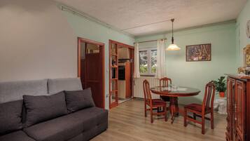 Căn hộ dành cho gia đình, nhiều phòng ngủ (Countyside Apartment Gracijela) | Khu phòng khách | TV màn hình phẳng 21-inch có truyền hình vệ tinh