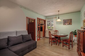 Căn hộ dành cho gia đình, nhiều phòng ngủ (Countyside Apartment Gracijela) | Khu phòng khách | TV màn hình phẳng 21-inch có truyền hình vệ tinh 