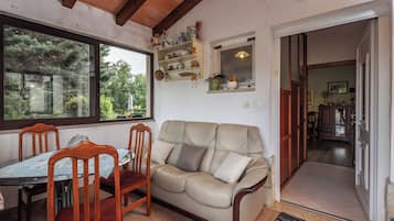 Familienapartment, Mehrere Schlafzimmer (Countyside Apartment Gracijela) | Wohnbereich | 21-Zoll-Flachbildfernseher mit Satellitenempfang