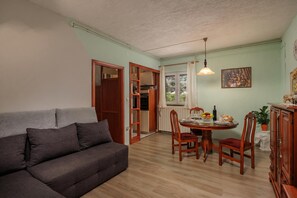 Departamento familiar, varias habitaciones (Countyside Apartment Gracijela) | Área de sala de estar | Televisión de pantalla plana de 21 pulgadas con canales vía satélite 