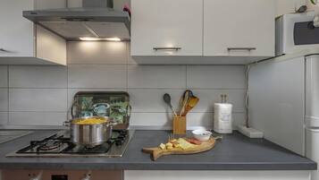 Familienapartment, Mehrere Schlafzimmer (Countryside Apartment Giani) | Eigene Küche | Kühlschrank, Mikrowelle, Ofen, Herdplatte