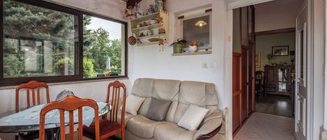 Familieleilighet, flere soverom (Countyside Apartment Gracijela) | Oppholdsområde | En 21-tommers Flatskjerm-TV med Parabol-TV