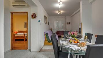 Family Apartment, Multiple Bedrooms (Countryside Apartment Giani) | Dining