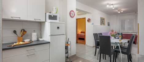 Appartement Familial, plusieurs chambres (Countryside Apartment Giani) | Cuisine privée
