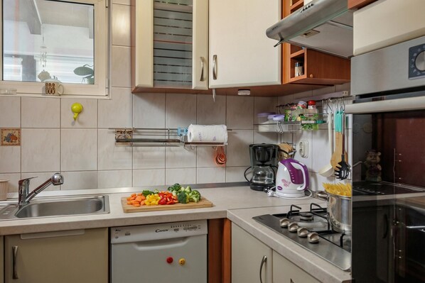 Departamento familiar, varias habitaciones (Countyside Apartment Gracijela) | Cocina privada | Refrigerador, microondas, horno y parrilla de estufa 