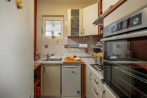 Departamento familiar, varias habitaciones (Countyside Apartment Gracijela) | Cocina privada | Refrigerador, microondas, horno y parrilla de estufa 