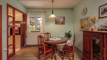 Family Apartment, Multiple Bedrooms (Countyside Apartment Gracijela) | Dining
