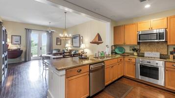 ثلاجة، ميكروويف، فرن، موقد طهي مسطح