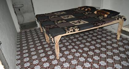 श्री बाँकेबिहारी सेवा धाम Near Atalla Chungi Parikrama Marg Vrindavan.