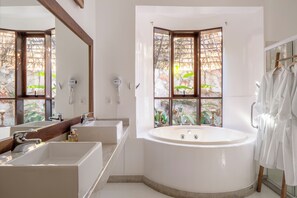Romantic Suite, Patio, Garden View | Bathroom | Hair dryer, towels - Pousada Maya (Alto Paraíso de Goiás)