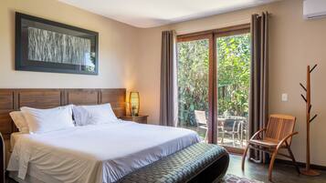 Suíte romântica, varanda, vista para o jardim | 1 quarto, frigobar, individualmente decorados