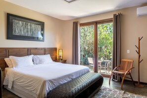 Romantic Suite, Patio, Garden View | 1 bedroom, minibar, individually decorated, individually furnished - Pousada Maya (Alto Paraíso de Goiás)