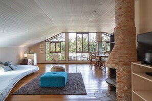 Familiesuite, byutsikt | 1 soverom, minibar, individuelt dekorert og individuelt innredet