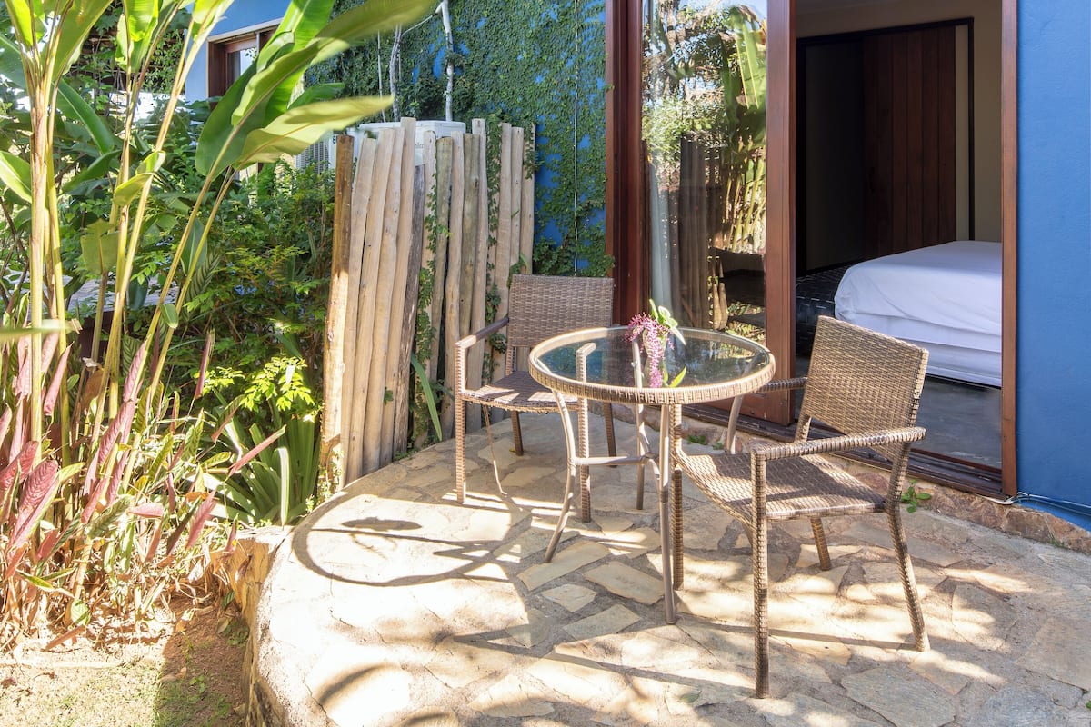 Suite romántica, patio, vista al jardín | 1 habitación, minibar, decoración personalizada y muebles diferentes