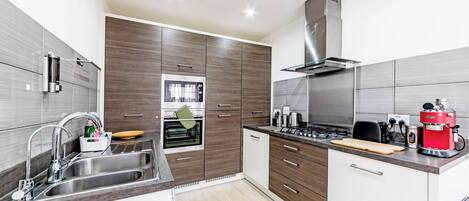 Réfrigérateur, four à micro-ondes, un four, surface de cuisson