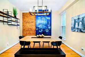 Dining - Federal Hill & Inner Harbor Lux Retreat: Sleeps 6 (Baltimore)