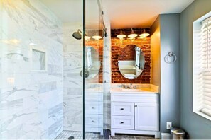 Douche, séchoir à cheveux, serviettes fournies, savon