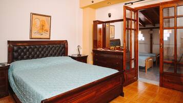 House | 4 bedrooms, desk