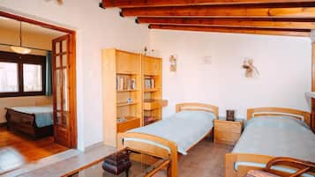 House | 4 bedrooms, desk