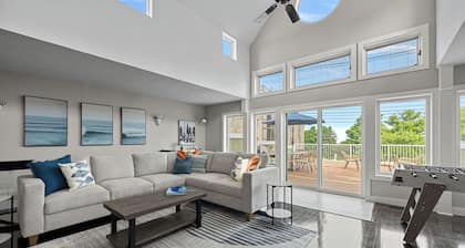 Juniper Presents: The Surf Loft - Walk to Silver Beach, Shops + Dining