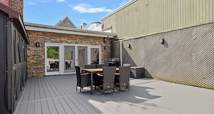 Juniper Presents Lighthouse Lookout: Upscale Loft, Walk to Beach, Culture + Cuis
