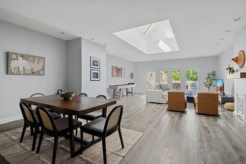 Juniper Presents Lighthouse Lookout: Upscale Loft, Walk to Beach, Culture + Cuis