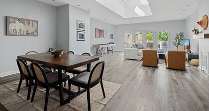 Juniper Presents Lighthouse Lookout: Upscale Loft, Walk to Beach, Culture + Cuis