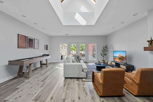 Upscale Loft Walkable to Beach, Culture + Cuisine