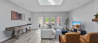 Upscale Loft Walkable to Beach, Culture + Cuisine