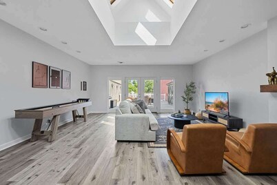 Upscale Loft Walkable to Beach, Culture + Cuisine