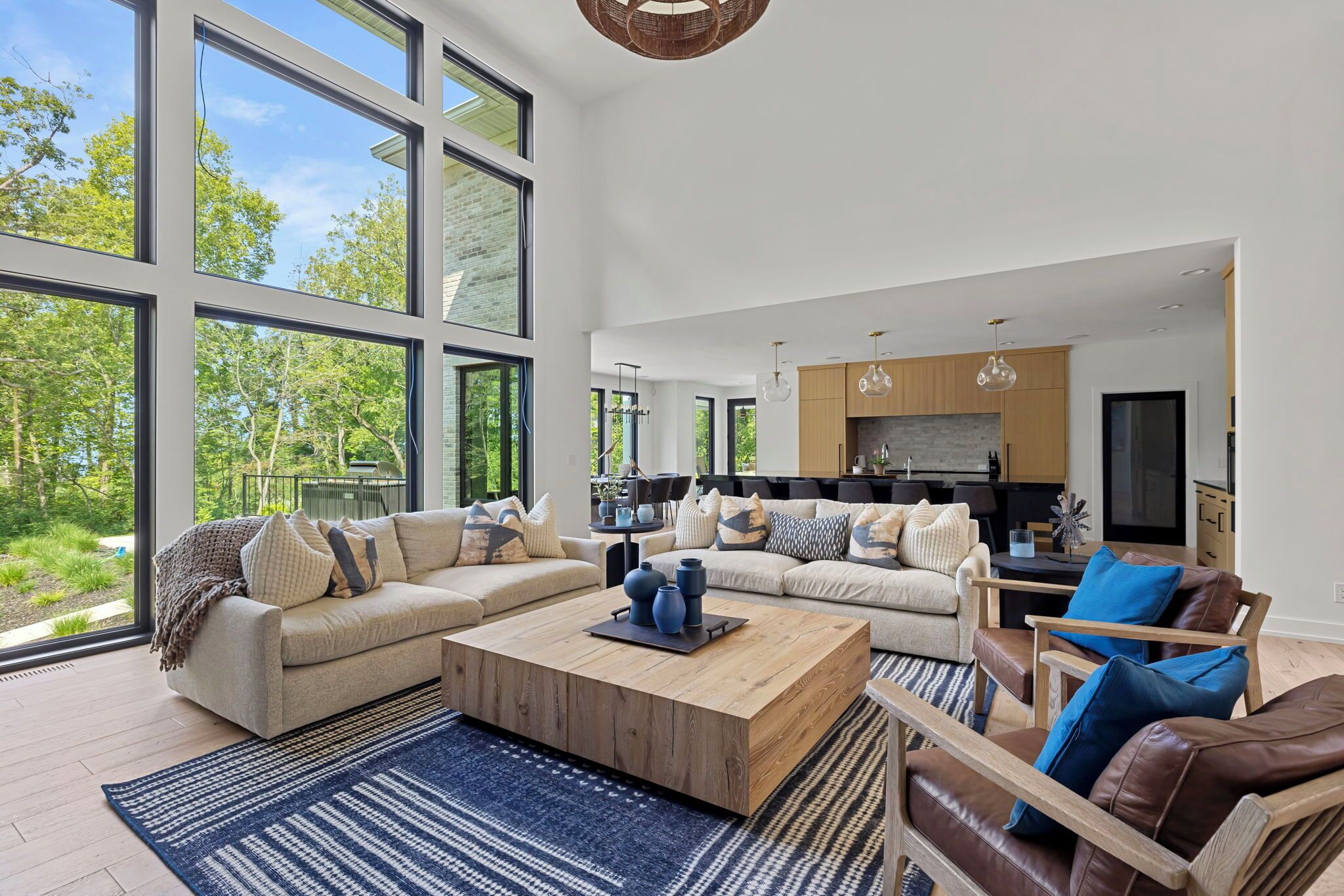 تلفزيون ذكي، مدفأة، مكتب، شاشة كمبيوتر