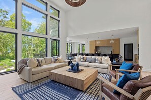 TV connectée, cheminée, espaces bureaux, écrans d'ordinateur