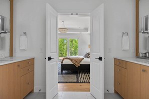 7 bedrooms, travel cot, WiFi, bed sheets