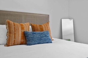 7 bedrooms, travel cot, WiFi, bed sheets