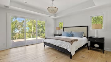 7 bedrooms, desk, travel crib, WiFi