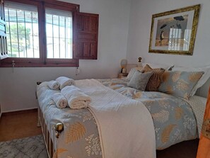 2 soverom, skrivebord, strykejern/-brett og reiseseng for barn