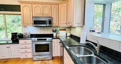 Stowe Ski in/out Townhouse - Family & Group friendly - Toll Road Access - Pool