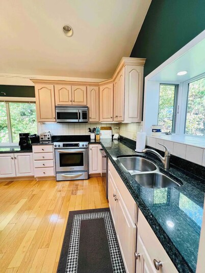 Stowe Ski in/out Townhouse - Family & Group friendly - Toll Road Access - Pool