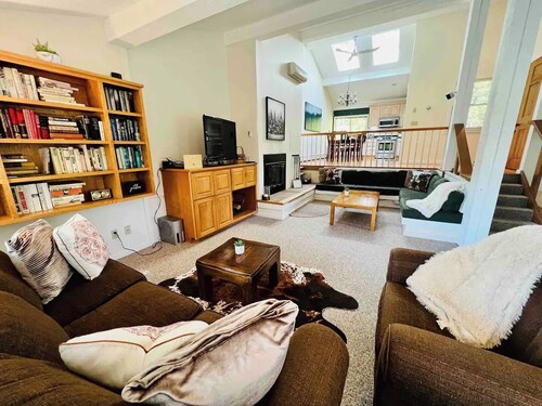 Stowe Ski in/out Townhouse - Family & Group friendly - Toll Road Access - Pool