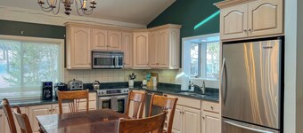 Stowe Ski in/out Townhouse - Family & Group friendly - Toll Road Access - Pool