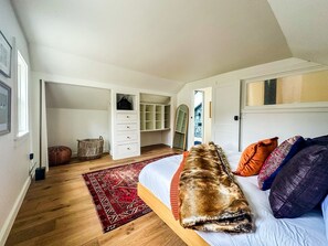 2 makuuhuonetta, työpöytä, silitysrauta/-lauta, vauvan matkasänky