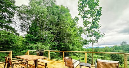 Charming 1810 farmhouse on 24 acres w/ gorgeous mountain views, 2 bedrooms &WiFi