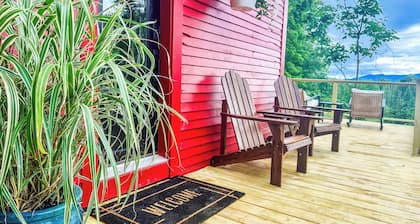 Charming 1810 farmhouse on 24 acres w/ gorgeous mountain views, 2 bedrooms &WiFi