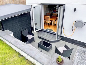 Outdoor dining - Beachy Chic Cottage 7 mins to Beach, Sleeps 6, EV charger, Parking x 2, Garden (Newquay)